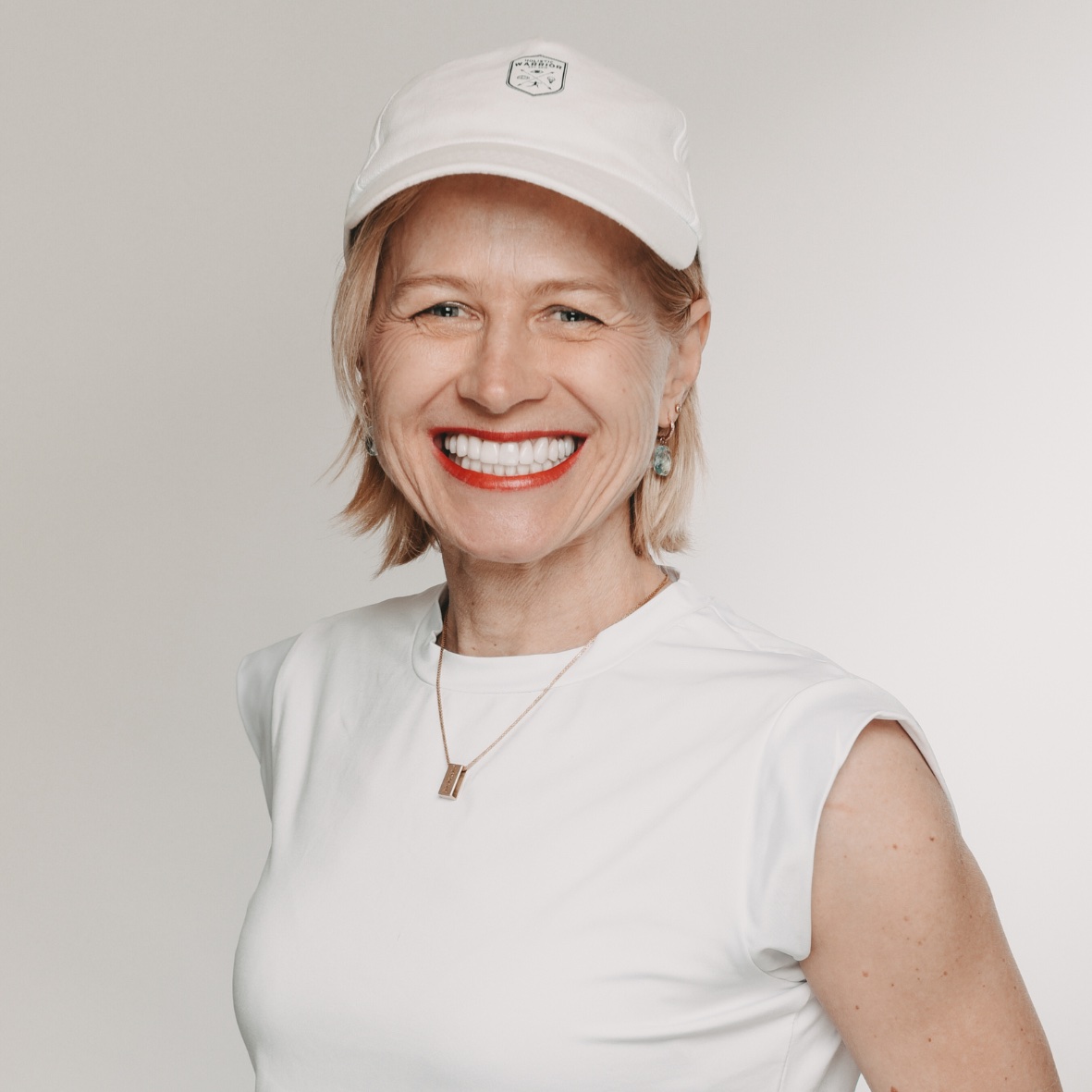 Annette Böhmer lächelnd mit weißer Cap